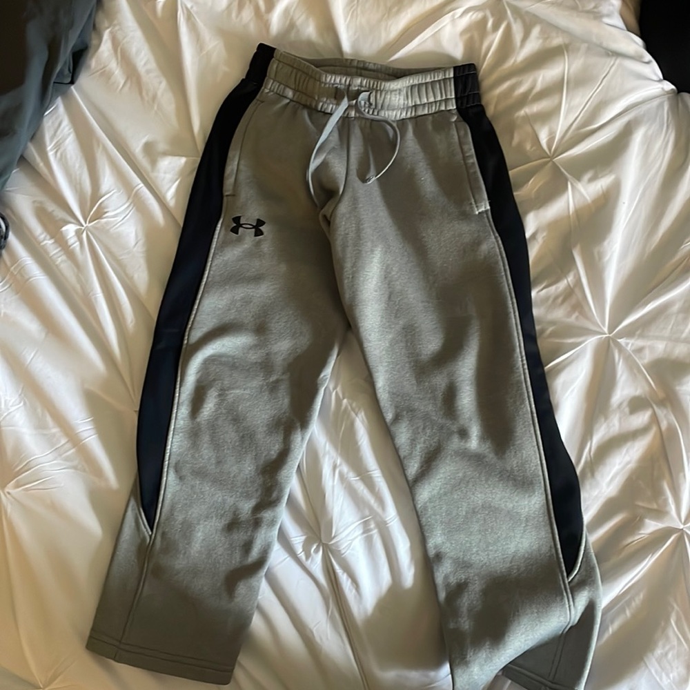 Under Armour YXS grey sweatpants with pockets